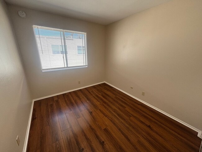 Building Photo - Beautiful 3-Bedroom Townhome in Chatsworth!