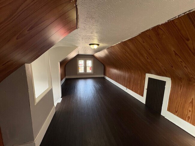 Building Photo - Four bedroom one bathroom home for rent