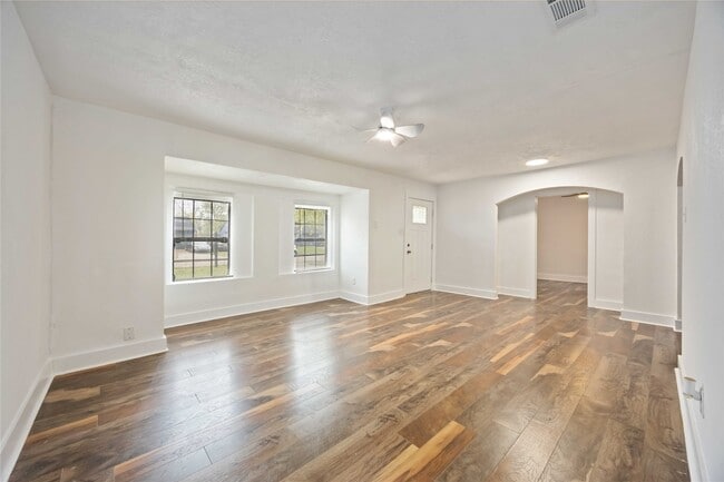 Building Photo - 6043 Lyndhurst Dr