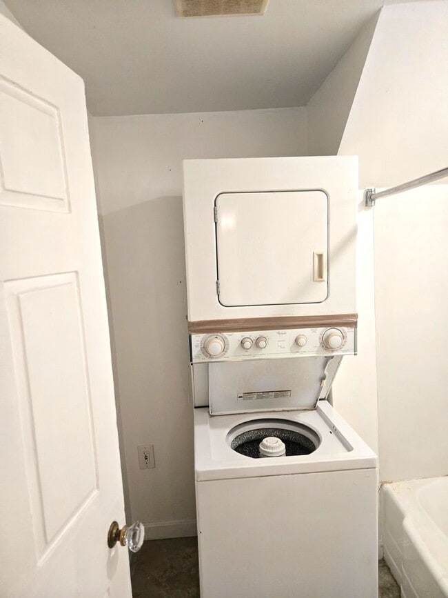 Building Photo - 363 Waterman Ave