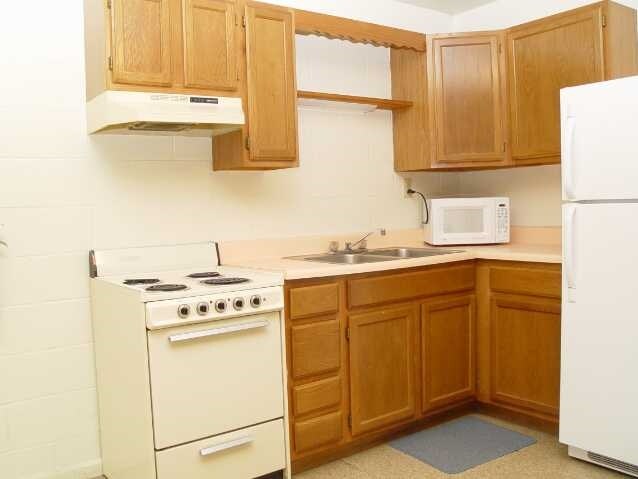 1 Bedroom Kitchen - STUDENT HOUSING: College Court