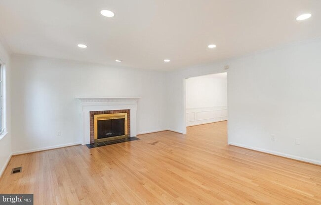 Building Photo - 1250 Pine Hill Rd
