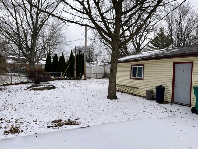 Building Photo - 905 Brentwood Dr