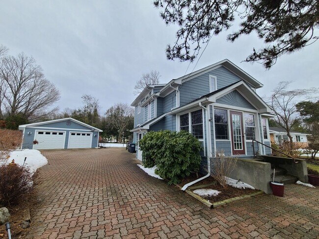 Building Photo - Charming 3-Bedroom, 2-Bathroom Home in South Haven, MI