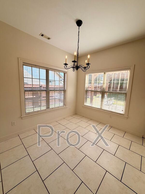 Building Photo - 1500 NE Dysart Woods Ln