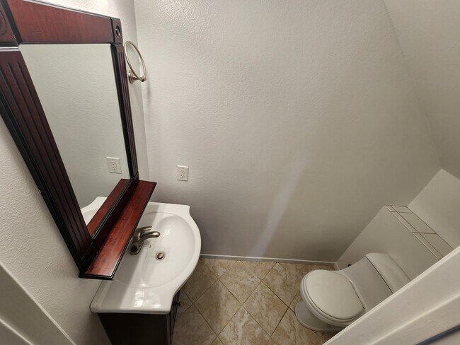 Building Photo - 702 N Paulina Ave