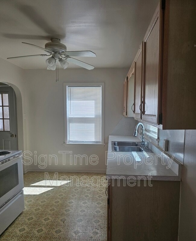 Building Photo - 10907 Lincoln Ave