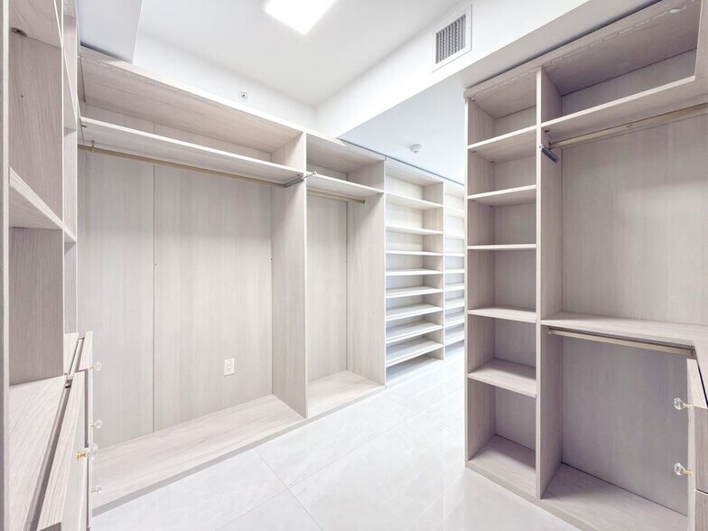 Building Photo - 1300 Brickell Bay Dr