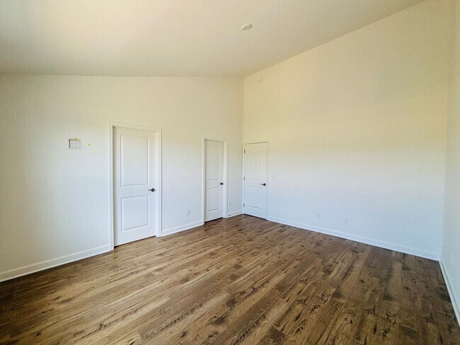 Building Photo - 3 Bedroom 2.5 Bath Townhouse