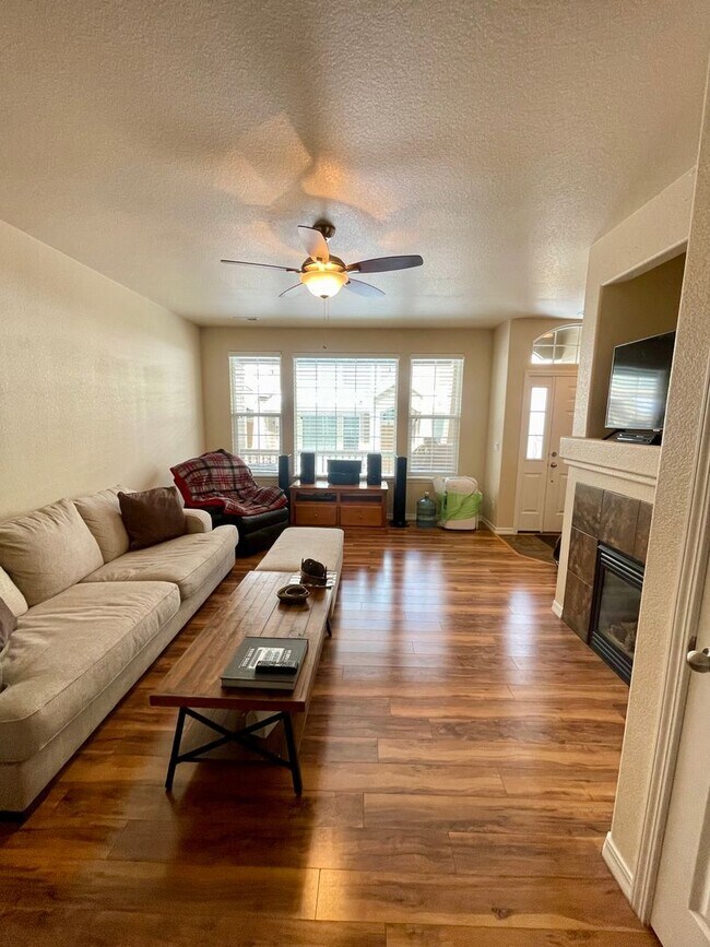 Building Photo - Modern Townhome