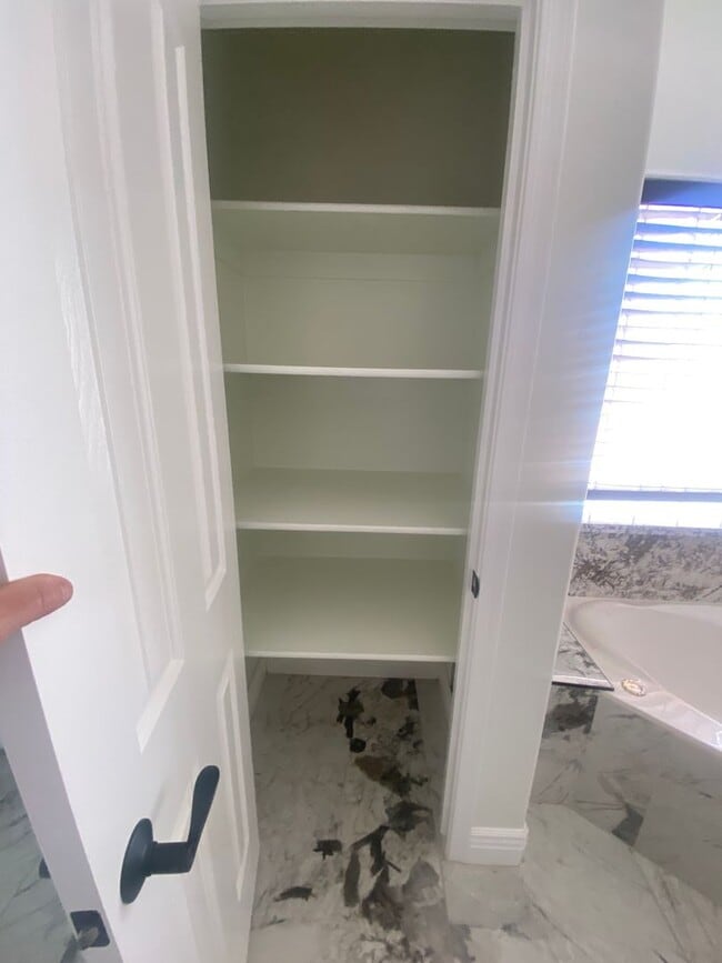 Building Photo - Fully Furnished 3 Bedroom Rental on the Go...