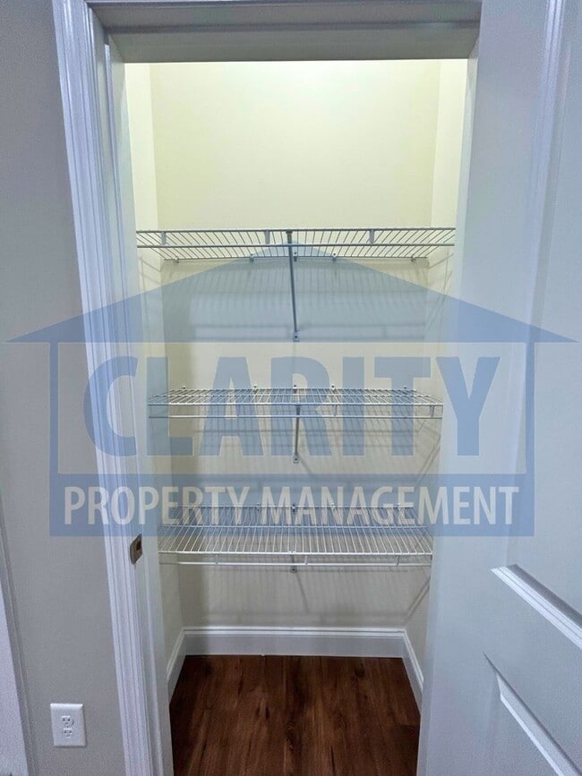 Building Photo - Two bedroom Townhome!