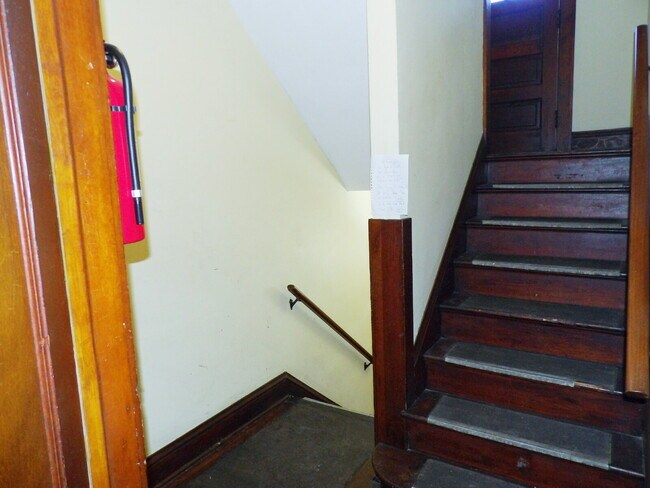 Building Photo - 2 Bedroom Condo in Brownstone