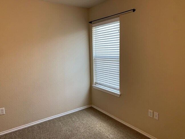 Building Photo - 2 Story Duplex / Interior Washer & Dryer C...