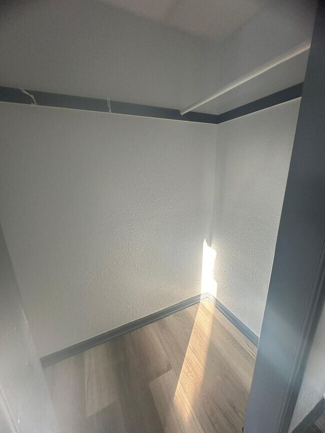 Building Photo - Move in Special!!! NEWLY UPDATED 3 B!EDROO...