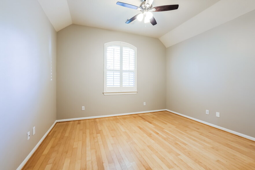 Building Photo - 20868 Bentwood Oaks Dr