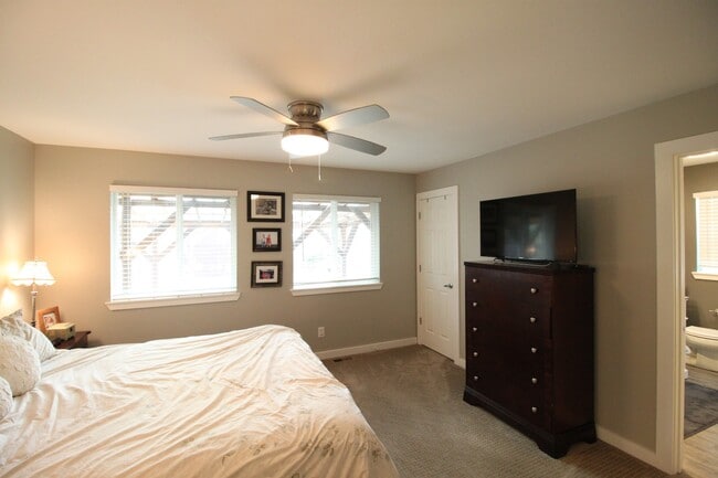 Building Photo - 4 Bed 2.5 Bath - Custom Upgrades - Small Dog - NAS Whidbey