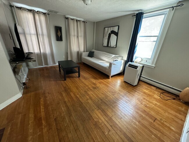 Building Photo - 26 E Oxford St