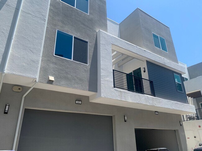 Building Photo - State of the Art-Trendy 1+1 Luxury Condo i...