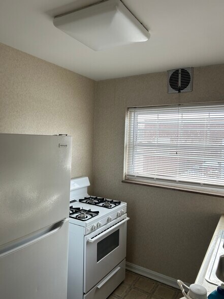 Kitchen Stove - 625 South Ft. Thomas Ave