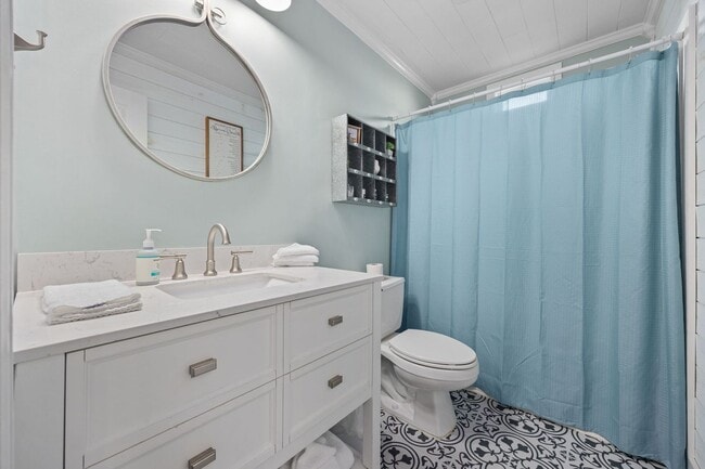 Building Photo - SNOWBIRD RENTAL- 4 blocks 2 Sea & Fire Pit