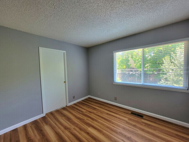 Building Photo - Spacious Beauty with Remodeled Kitchen and...