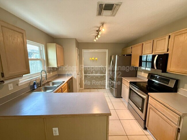 Building Photo - 1695 Evans Dr S
