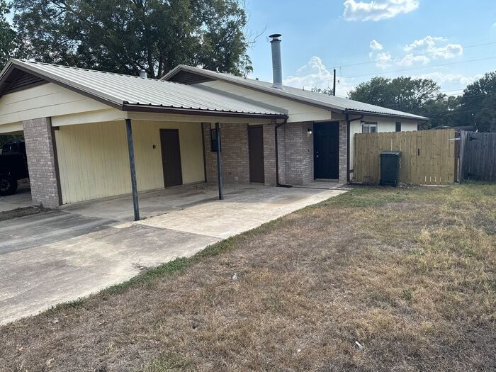 Primary Photo - 904 N Bishop St