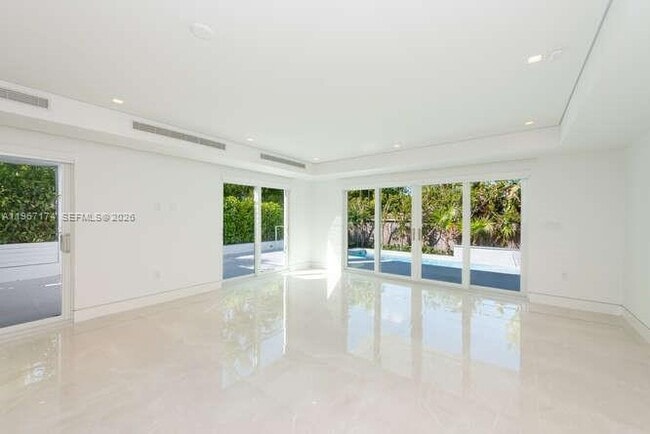 Building Photo - 1325 Bay Dr