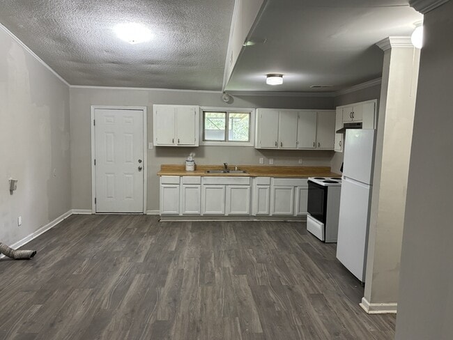 Building Photo - 616 Simpson St