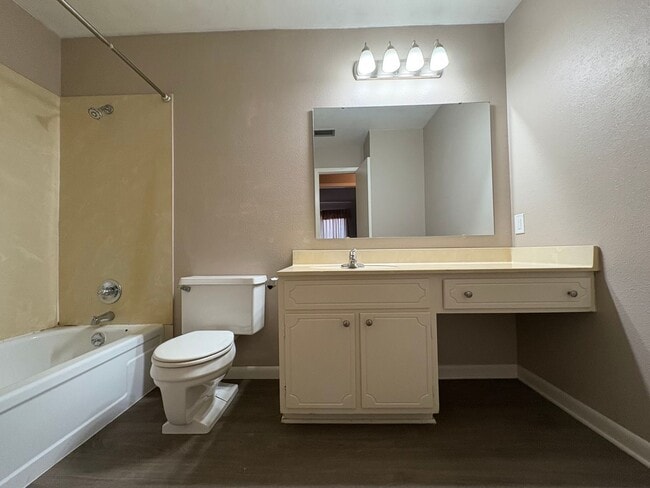 Building Photo - Beautiful 3 bedroom/2 bath with Garage and Central Air & Heat!