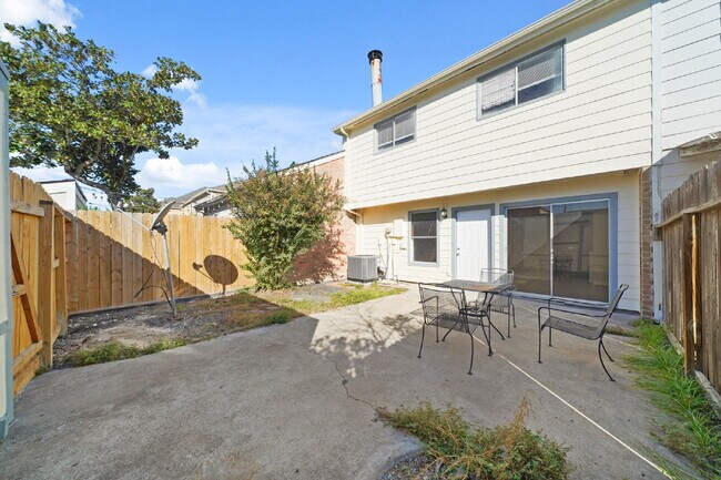 Building Photo - "Charming 3-Bed Townhouse Oasis with 2.5 B...