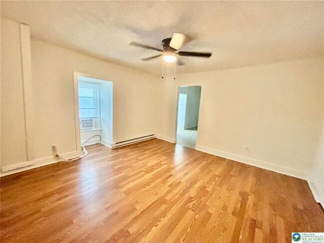Building Photo - 631 Pen Argyl St