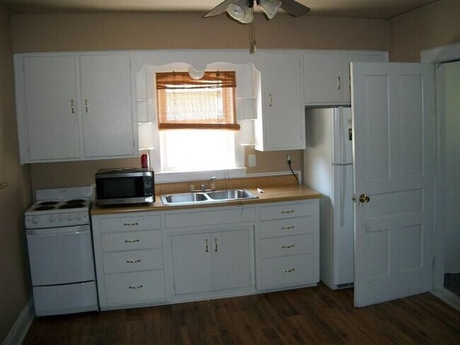 Building Photo - 104 5th Ave