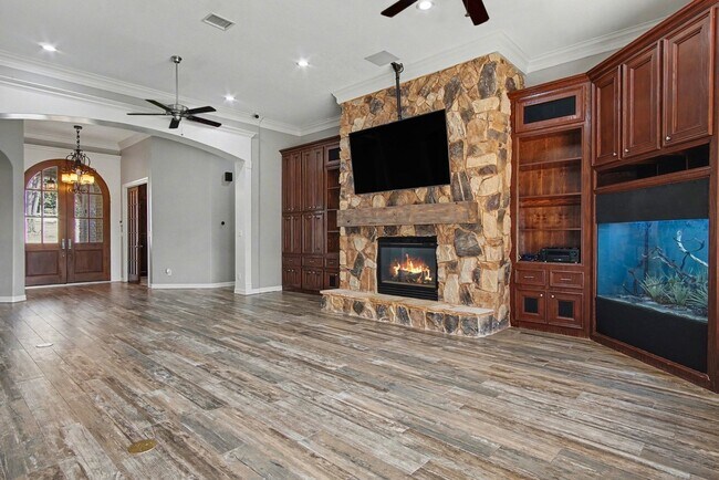 Building Photo - 15569 Crown Oaks Dr