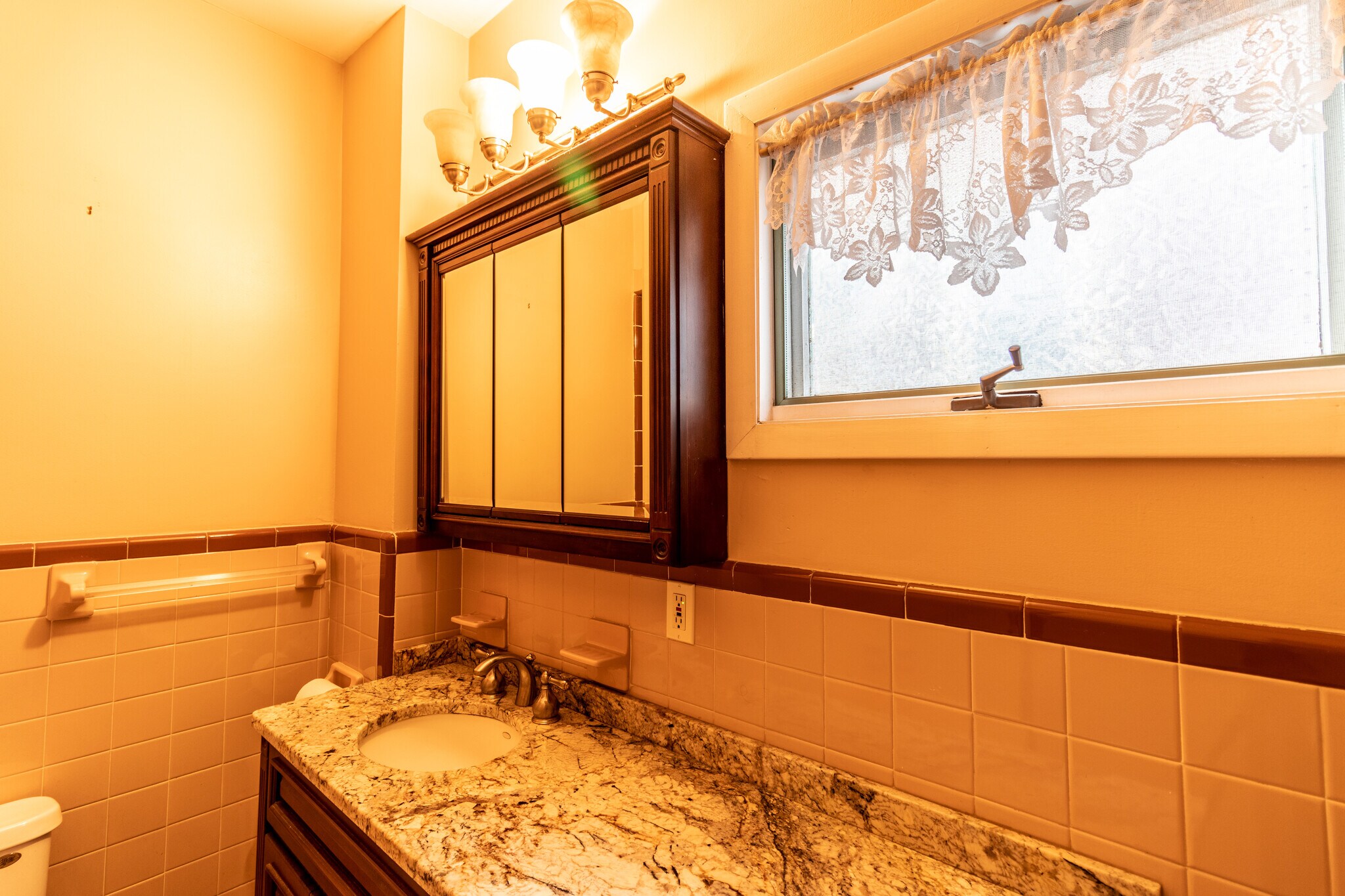 Building Photo - 162 Walnut St