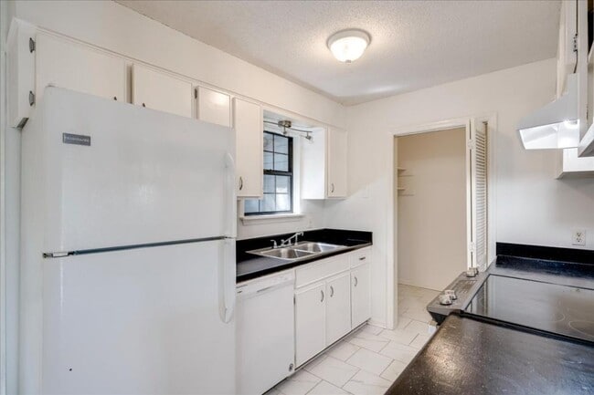 Building Photo - 3128 Vlg W Dr