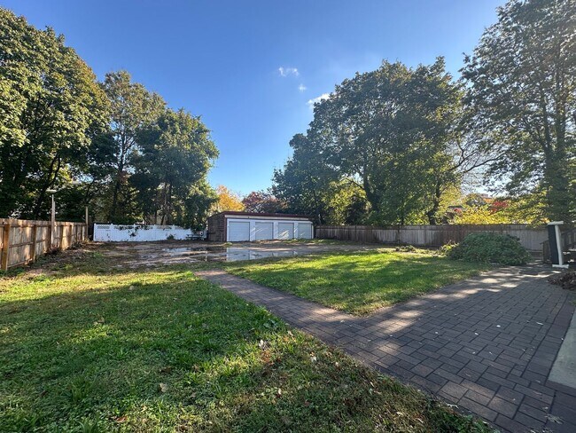 Building Photo - 179 Bradley St