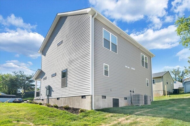 Building Photo - 1702 Baldwin Ave NE