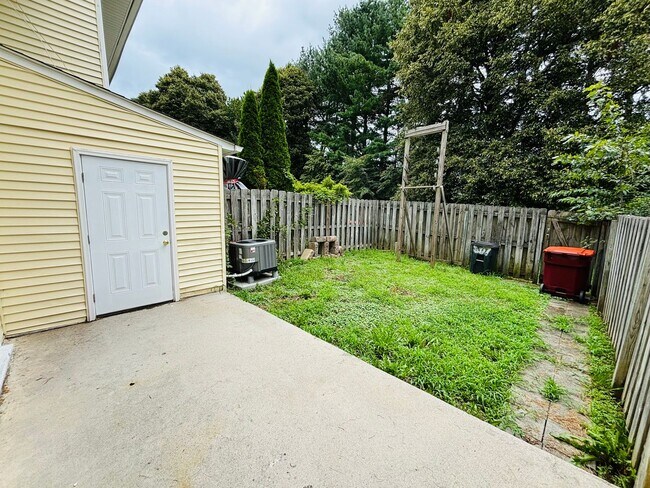 Building Photo - 307 Fairfax Rd