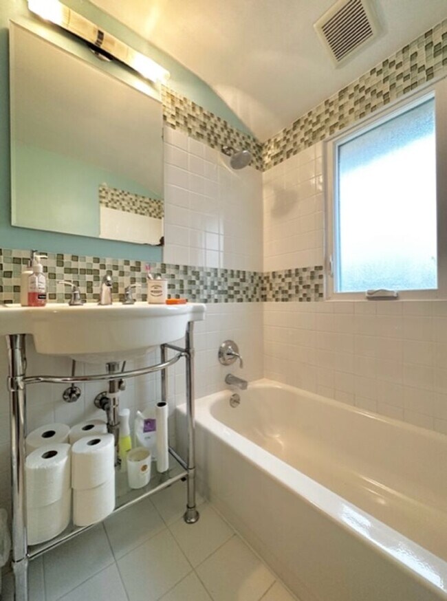 Building Photo - Beautiful / Spacious 3 Bed 3 Bath Ranch Style Single Family Home!