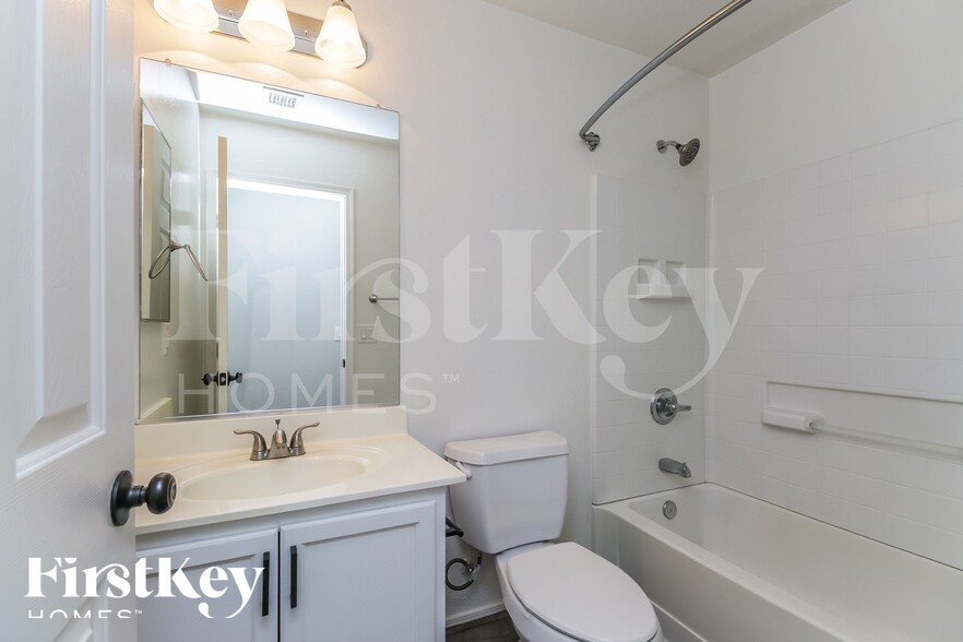 Building Photo - 1168 W Desert Basin Dr