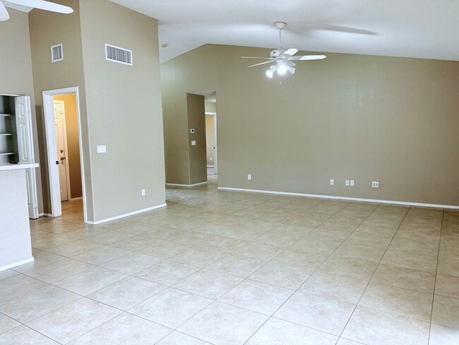 Building Photo - 3 bed/2 bath w/ large backyard in Rita Ran...
