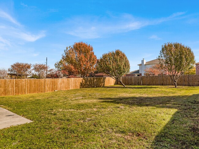 Building Photo - Spacious 4 Bedroom Ready to Go