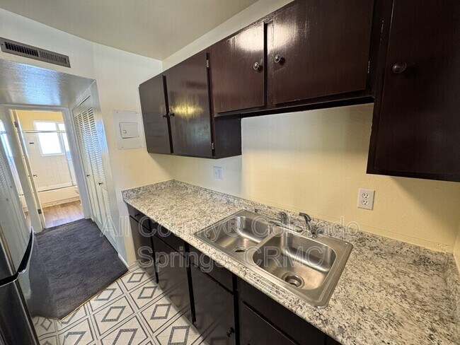 Building Photo - 1129 Cree Dr