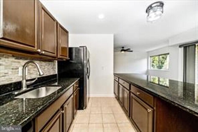 Building Photo - TOP FLOOR CONDO WITH QUIET VIEW