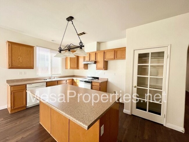 Building Photo - 12261 Luna Rd