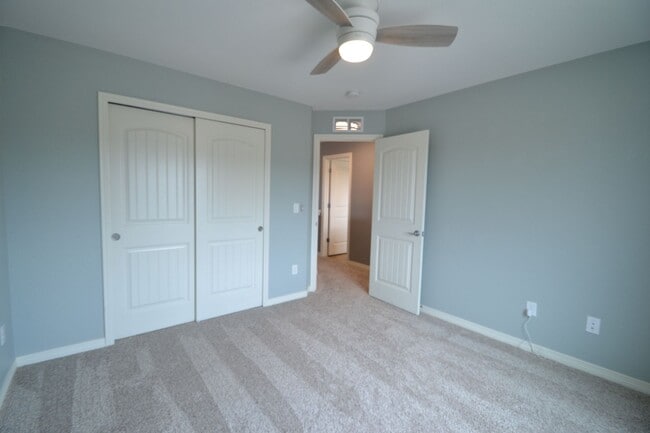 Building Photo - 5 Bed 3.5 Bath 3 Car Garage with AC