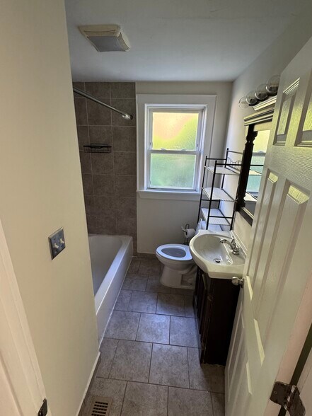 Full bath - 1018 Wolcott Ave