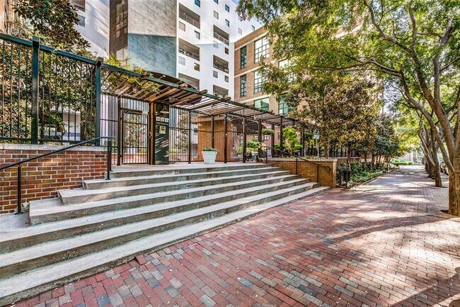 Building Photo - 3110 Thomas Ave